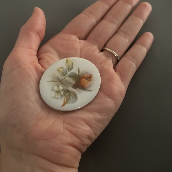 Vintage Hand Painted Porcelain White Orange Green Floral Scene Brooch Japan - Picture 8 of 10